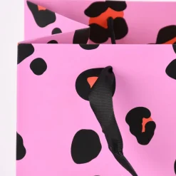 Rico Design Geschenktüte groß Leomuster rosa schwarz rot 26x32x12cm