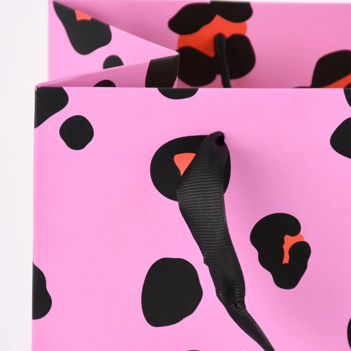 Rico Design Geschenktüte groß Leomuster rosa schwarz rot 26x32x12cm