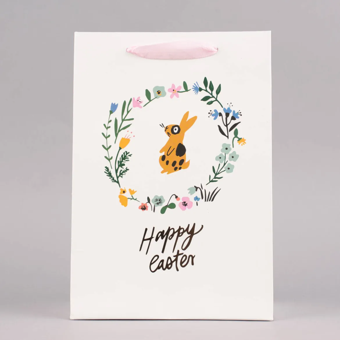 Rico Design Geschenktüte mittel Happy Easter Osterhase Blumenkranz weiß bunt 18x26x12cm