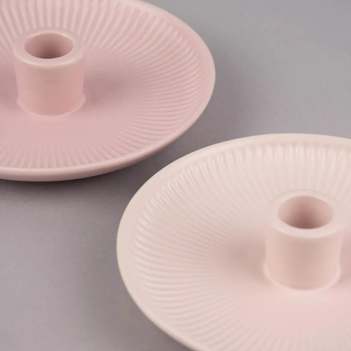 Rico Design Kerzenhalter für Stabkerzen Schale mit Rillen Porzellan matt rosa 3,5x15,5cm