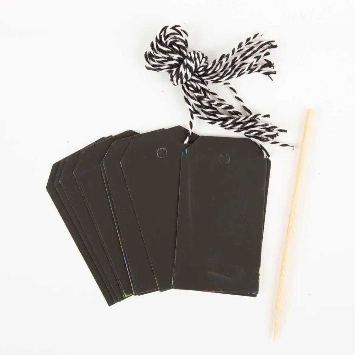 Rico Design Kratzpapier Anhänger 12 Stk schwarz regenbogenfarbig Paper Poetry