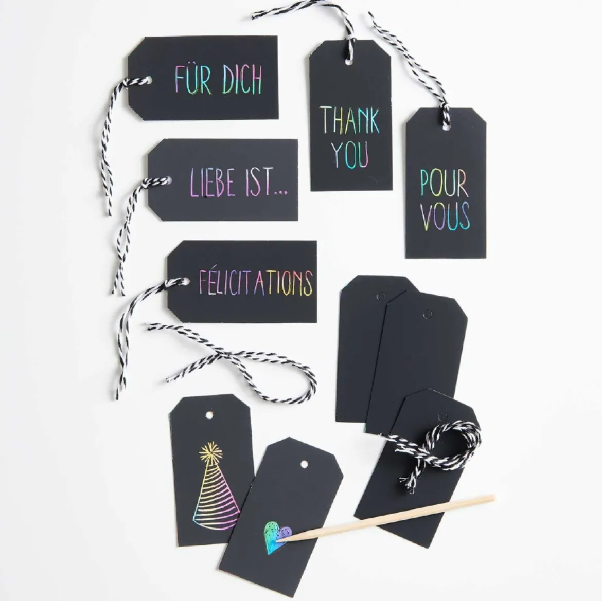 Rico Design Kratzpapier Anhänger 12 Stk schwarz regenbogenfarbig Paper Poetry