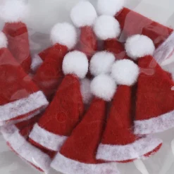 Rico Design Mini Weihnachtsmützen 12 Stück rot weiß 2x3,5cm