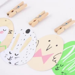 Rico Design Papieranhänger Bunny Hop Ostereier mit Schnur und Klammern 8 Stück