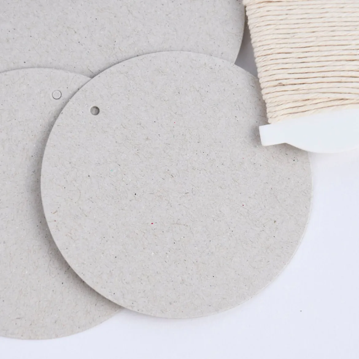 Rico Design Papieranhänger rund Graukarton 24 Stück 6,3cm