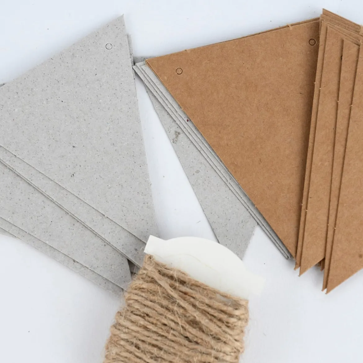 Rico Design Papierwimpel Graukarton und Kraftpapier 24 Stück 6,5x7,5cm
