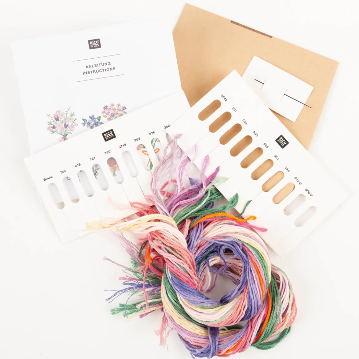 Rico Design Stick & Stitch 7 x Blumenstrauß Stickvlies und Stickgarne