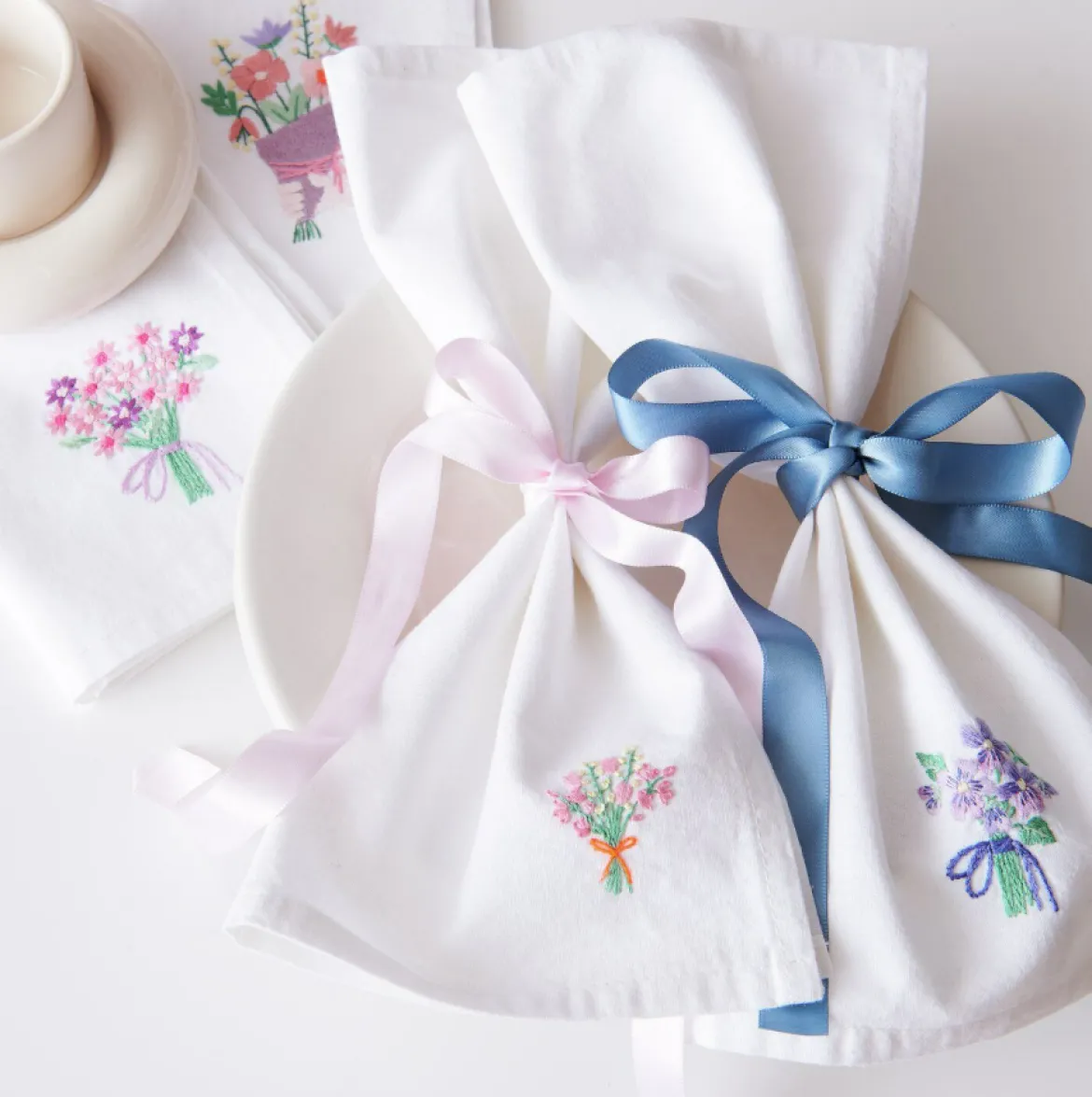 Rico Design Stick & Stitch 7 x Blumenstrauß Stickvlies und Stickgarne