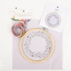 Rico Design Stickpackung vorgezeichnet Blumenkranz Set mit Stickring 20cm