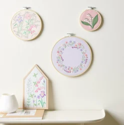 Rico Design Stickpackung vorgezeichnet Blumenkranz Set mit Stickring 20cm