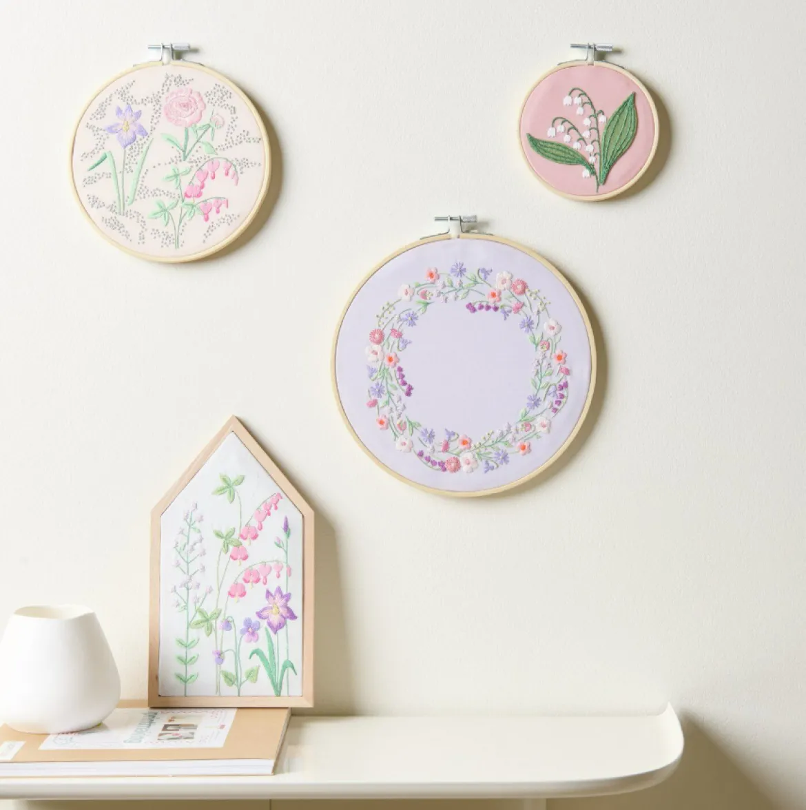 Rico Design Stickpackung vorgezeichnet Blumenkranz Set mit Stickring 20cm
