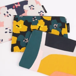 Rico Design Utensilientasche OKINA HANA Blumen schwarz petrol gelb 17x23,5cm
