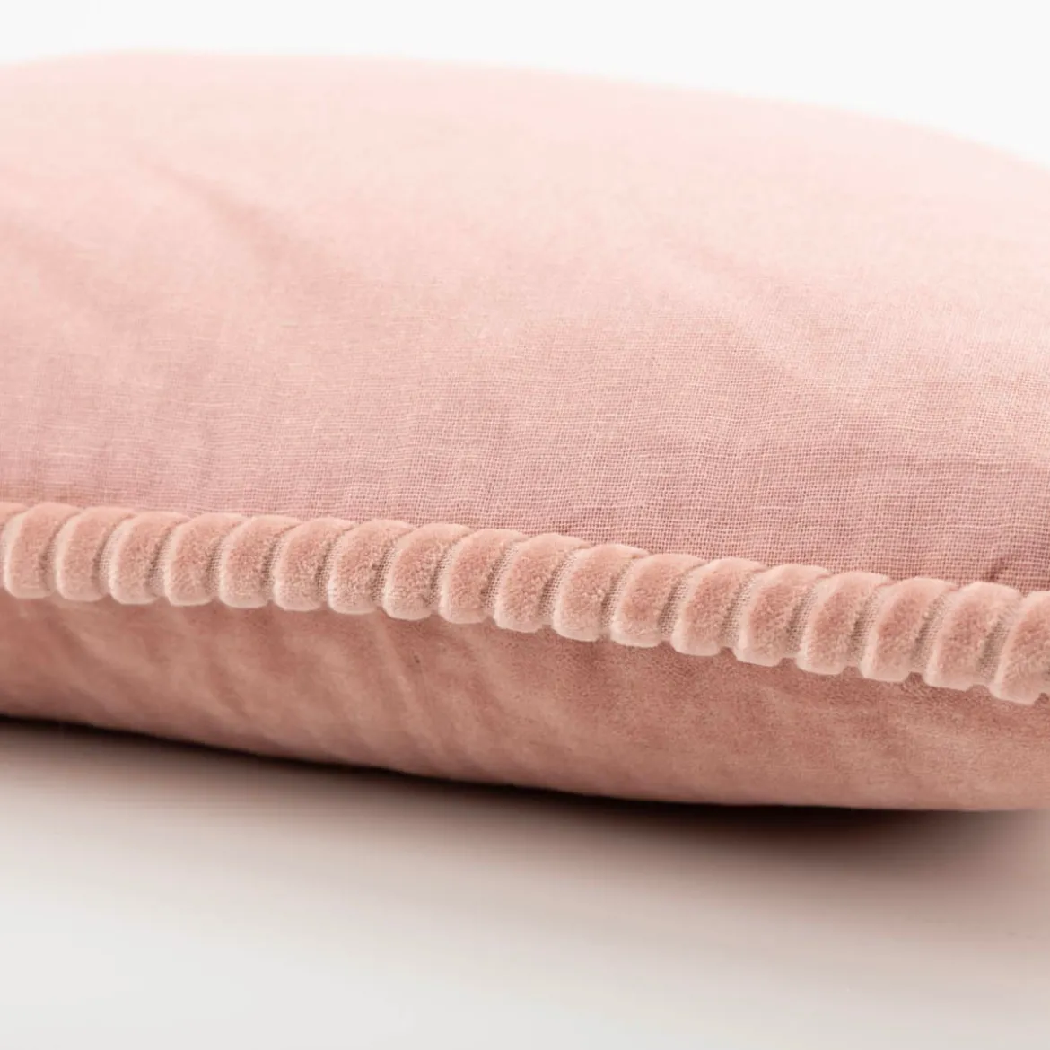 Samtkissen Carmel mit Kederumrandung old pink 45x45cm