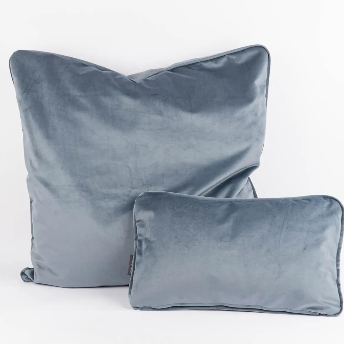 Samtkissen LeVelvet mit Kederumrandung und Federfüllung sky blau verschiedene Größen von SCHÖNER LEBEN.