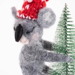 Sass & Belle Dekofigur Koala Tannenbaum Filz grau grün weiß rot 16x10x5cm