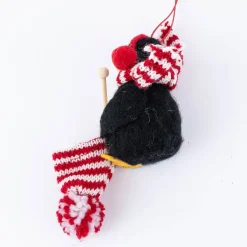 Sass & Belle Dekohänger strickender Pinguin Filz Wolle schwarz weiß rot 11x6x6cm