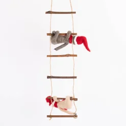 Sass & Belle Dekohänger Weihnachten Faultiere auf Leiter Filz Holz braun grau rot 56x10cm