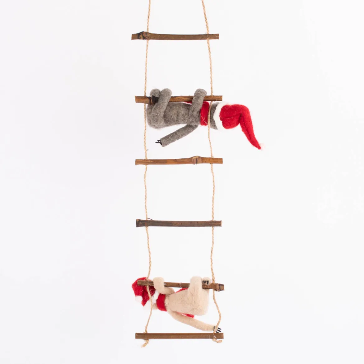 Sass & Belle Dekohänger Weihnachten Faultiere auf Leiter Filz Holz braun grau rot 56x10cm