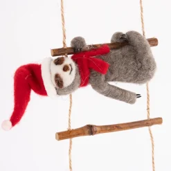Sass & Belle Dekohänger Weihnachten Faultiere auf Leiter Filz Holz braun grau rot 56x10cm