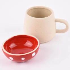 Sass & Belle Tasse mit Deckel Pilz Steinzeug beige rot weiß 320ml