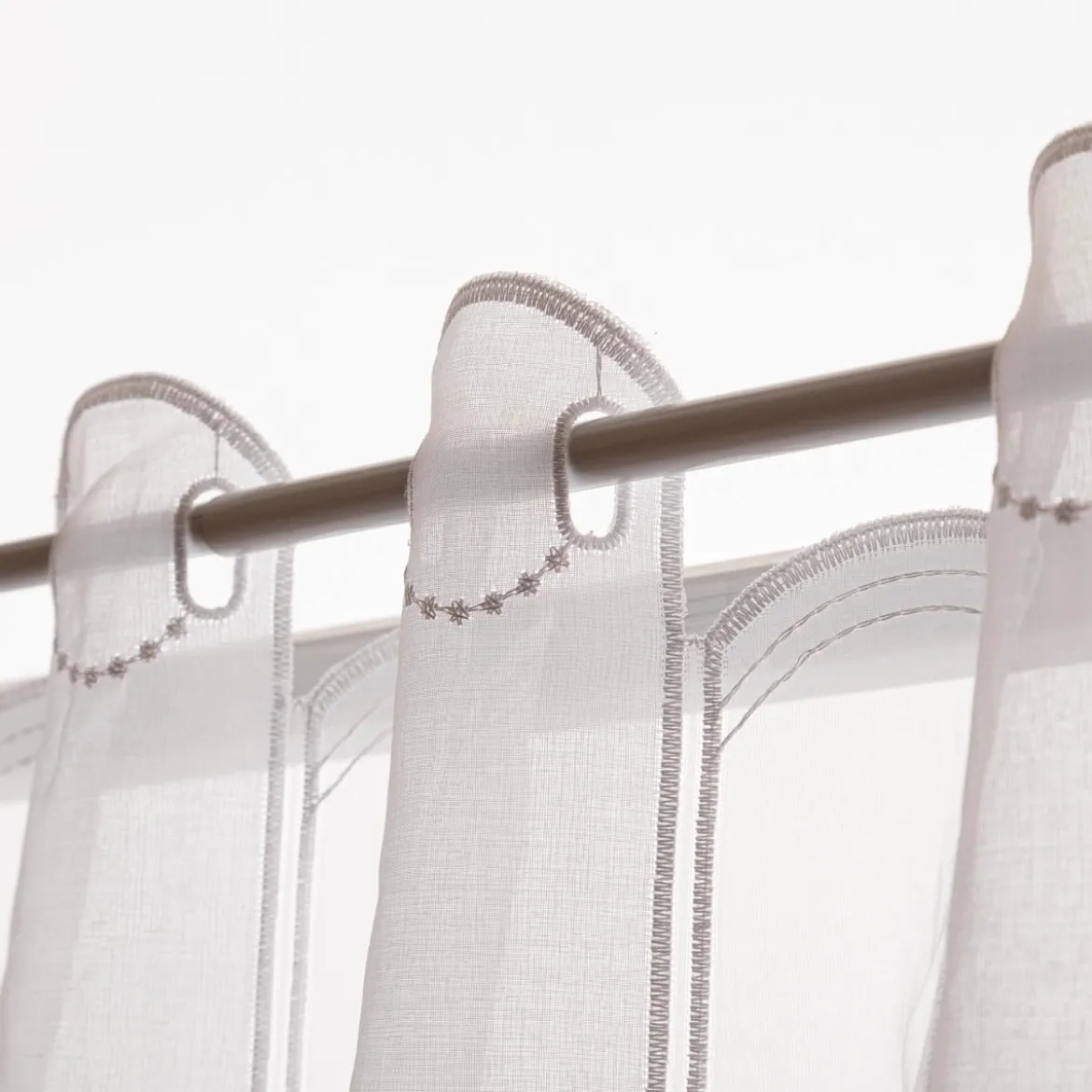 Scheibengardinen Meterware nähfrei Stickerei modern weiß silbergrau 30cm Höhe