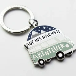 Schlüsselanhänger Auf ins nächste Abenteuer Camper 85x40mm von Grafik Werkstatt