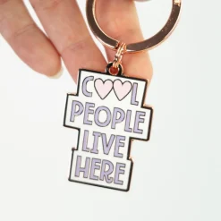 Schlüsselanhänger Cool people live here 85x40mm von Grafik Werkstatt