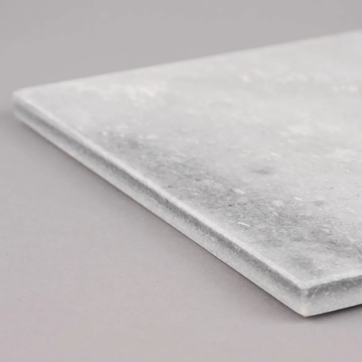 Schneidbrett aus Marmor grau weiß 21x29x1cm