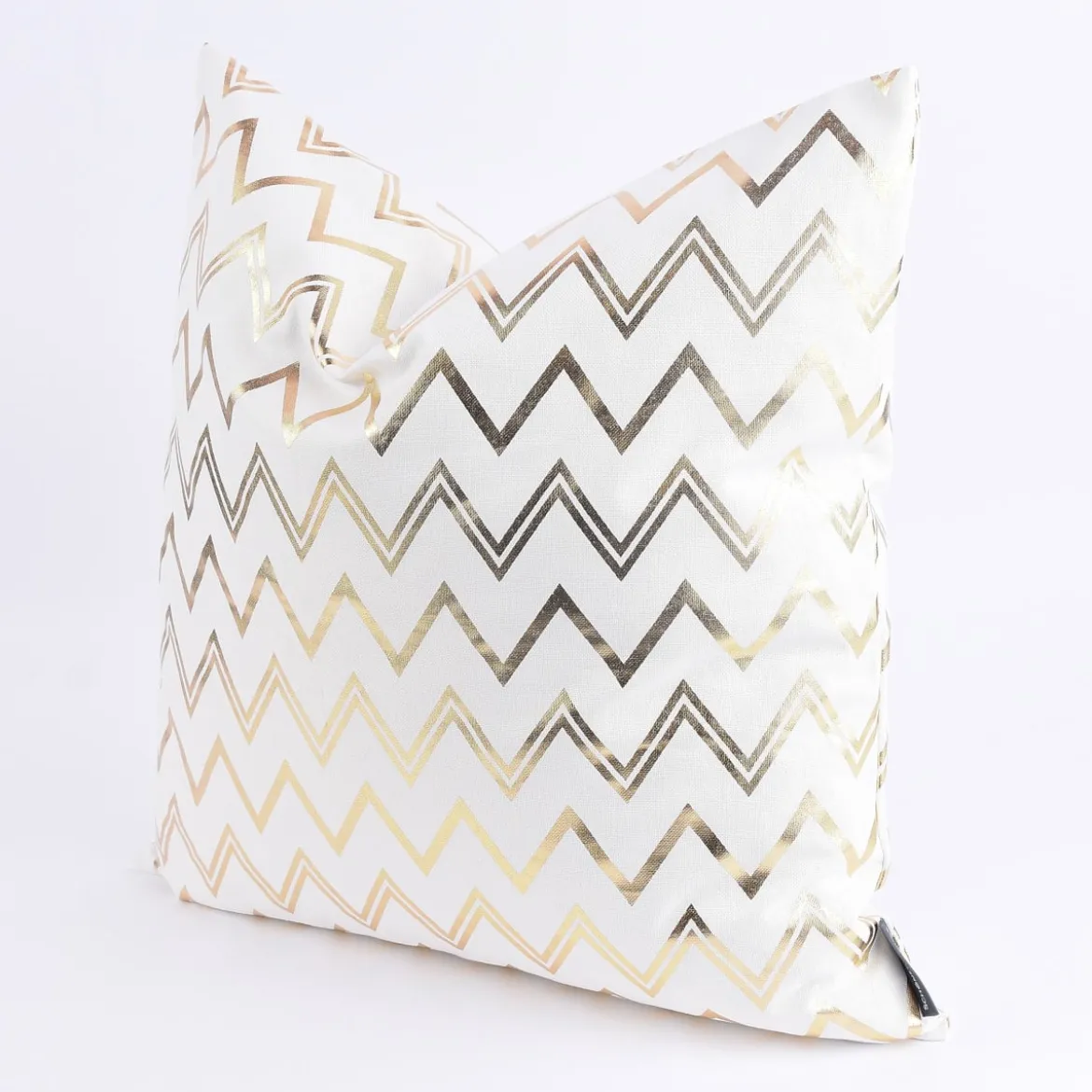 SCHÖNER LEBEN. Kissenhülle Chevron Zacken weiß goldfarbig metallic 50x50cm