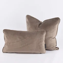 SCHÖNER LEBEN. Samtkissen mit Kederumrandung und Federfüllung taupe 30x50cm