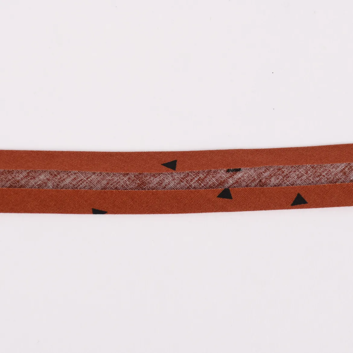Schrägband Einfassband Baumwolle bedruckt Dreiecke rost schwarz Breite: 2cm