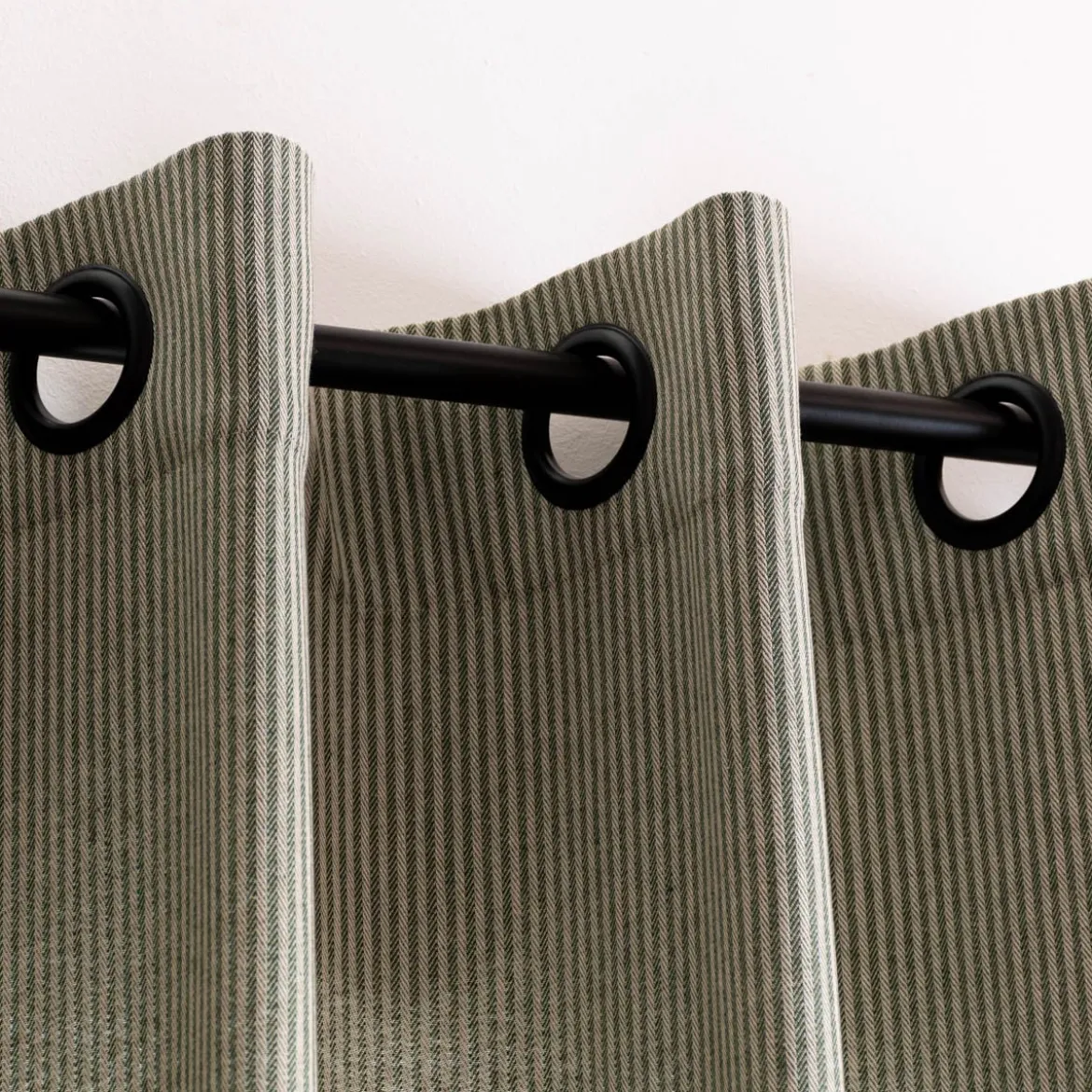 Ösengardine aus Dobbystoff schmale Streifen grün beige mit Ösen schwarz 130x245cm oder Wunschlänge von SCHÖNER LEBEN.