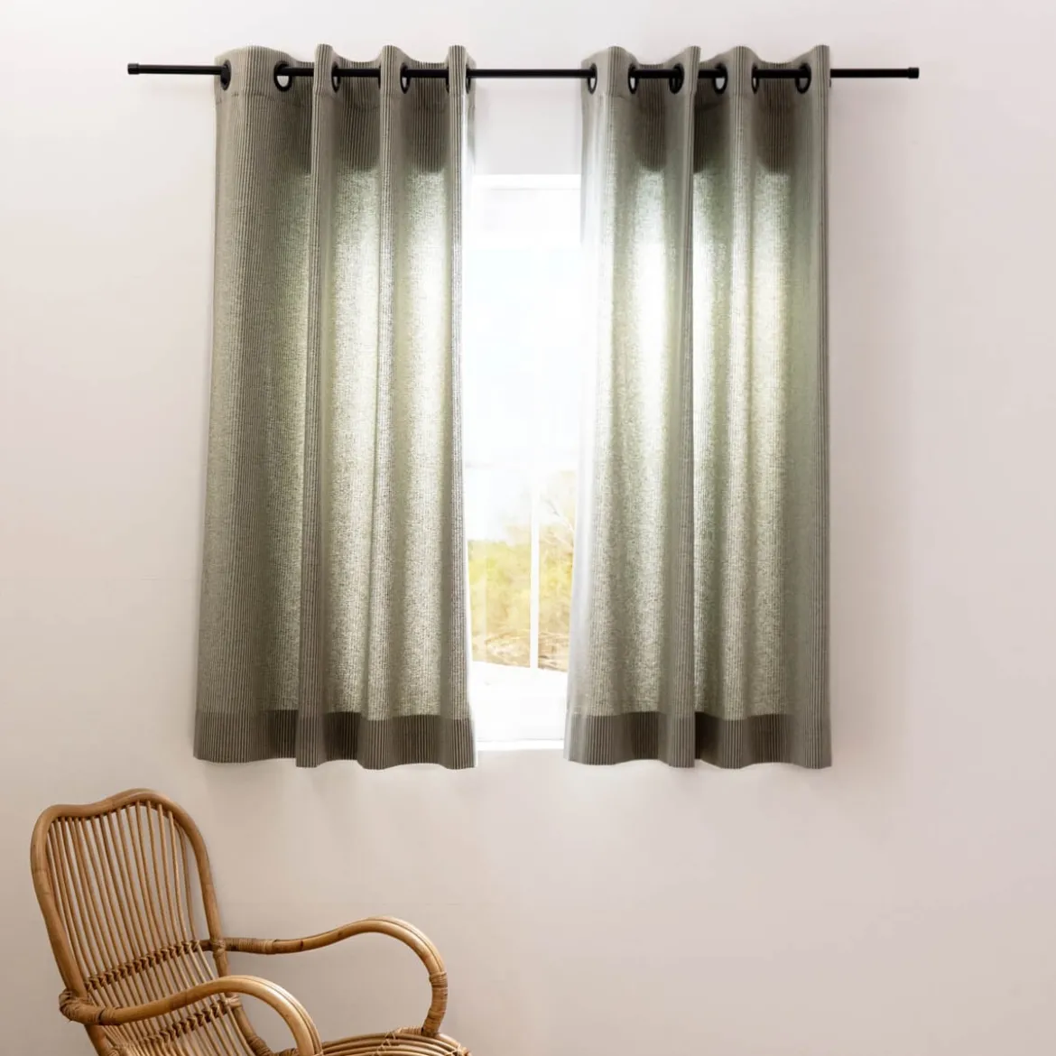 Ösengardine aus Dobbystoff schmale Streifen grün beige mit Ösen schwarz 130x245cm oder Wunschlänge von SCHÖNER LEBEN.