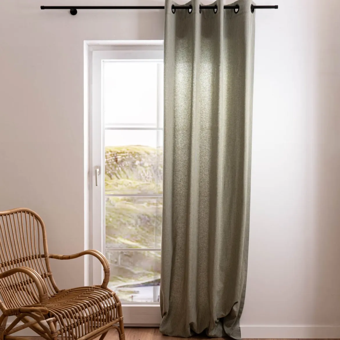 Ösengardine aus Dobbystoff schmale Streifen grün beige mit Ösen schwarz 130x245cm oder Wunschlänge von SCHÖNER LEBEN.