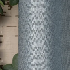 Ösengardine Chevron feine Zickzacklinien abdunkelnd hellblau schwarz 140x260cm