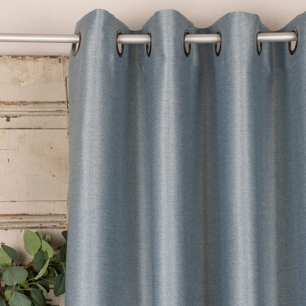Ösengardine Chevron feine Zickzacklinien abdunkelnd hellblau schwarz 140x260cm