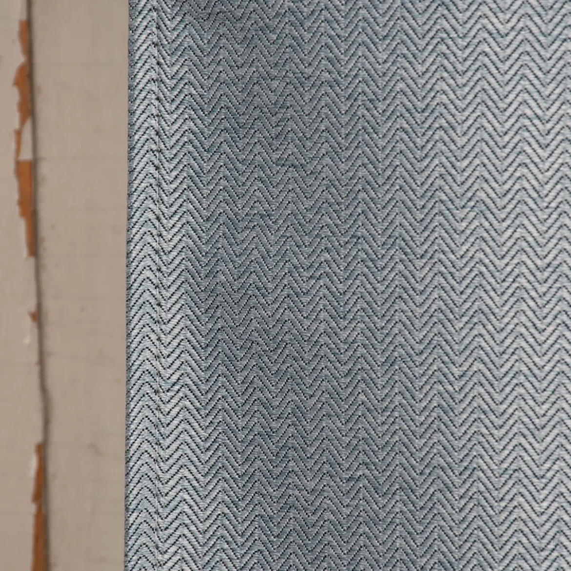Ösengardine Chevron feine Zickzacklinien abdunkelnd hellblau schwarz 140x260cm