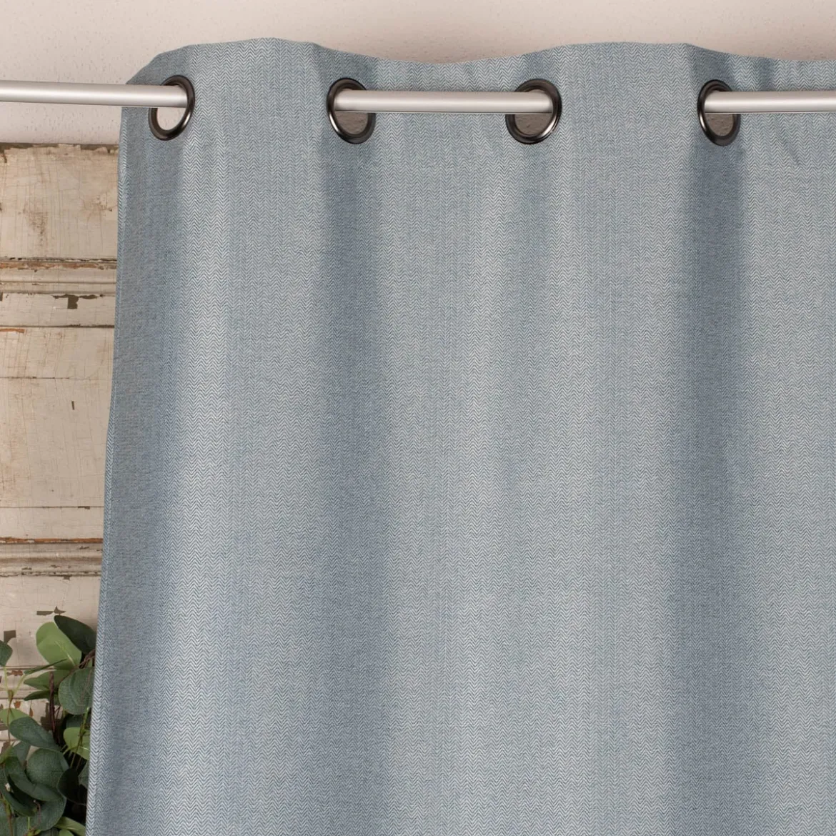 Ösengardine Chevron feine Zickzacklinien abdunkelnd hellblau schwarz 140x260cm