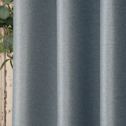 Ösengardine Chevron feine Zickzacklinien abdunkelnd hellblau schwarz 140x260cm