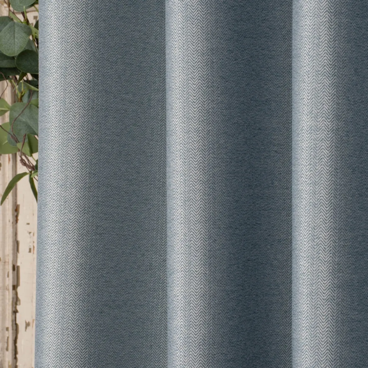 Ösengardine Chevron feine Zickzacklinien abdunkelnd hellblau schwarz 140x260cm