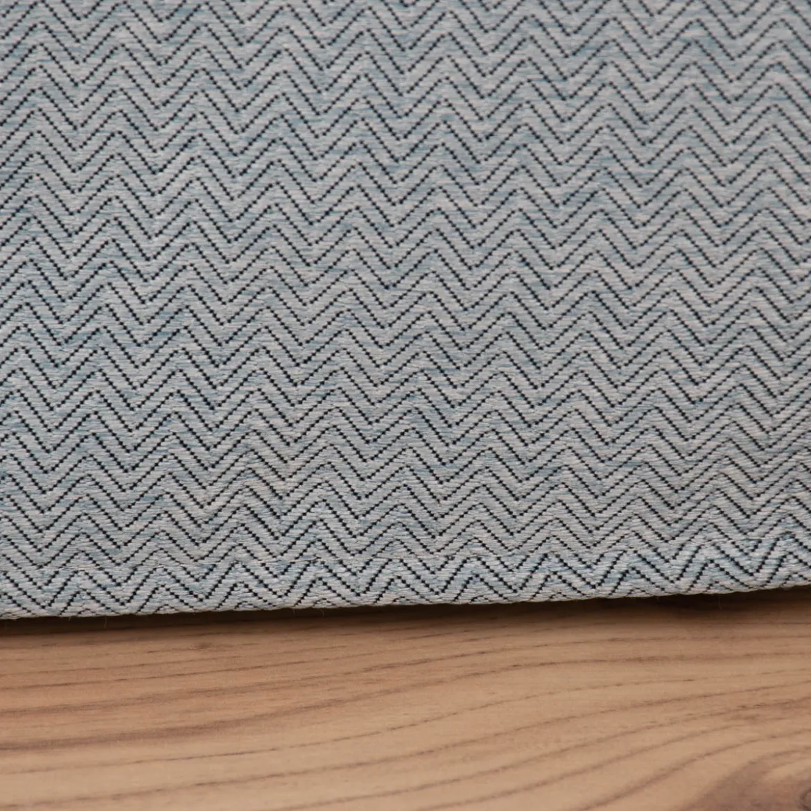 Ösengardine Chevron feine Zickzacklinien abdunkelnd hellblau schwarz 140x260cm