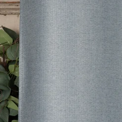 Ösengardine Chevron feine Zickzacklinien abdunkelnd hellblau schwarz 140x260cm