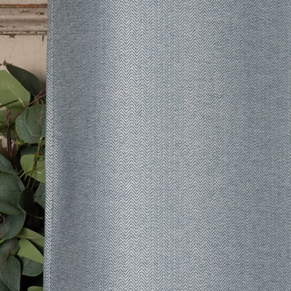 Ösengardine Chevron feine Zickzacklinien abdunkelnd hellblau schwarz 140x260cm