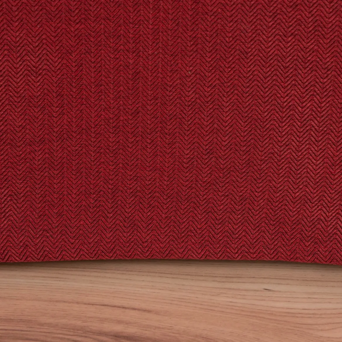 Ösengardine Chevron feine Zickzacklinien abdunkelnd rot schwarz 140x260cm