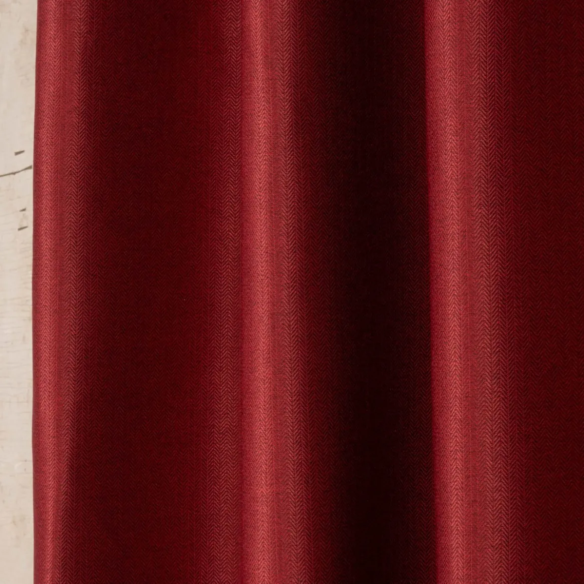Ösengardine Chevron feine Zickzacklinien abdunkelnd rot schwarz 140x260cm