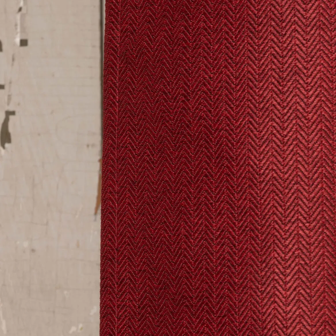 Ösengardine Chevron feine Zickzacklinien abdunkelnd rot schwarz 140x260cm
