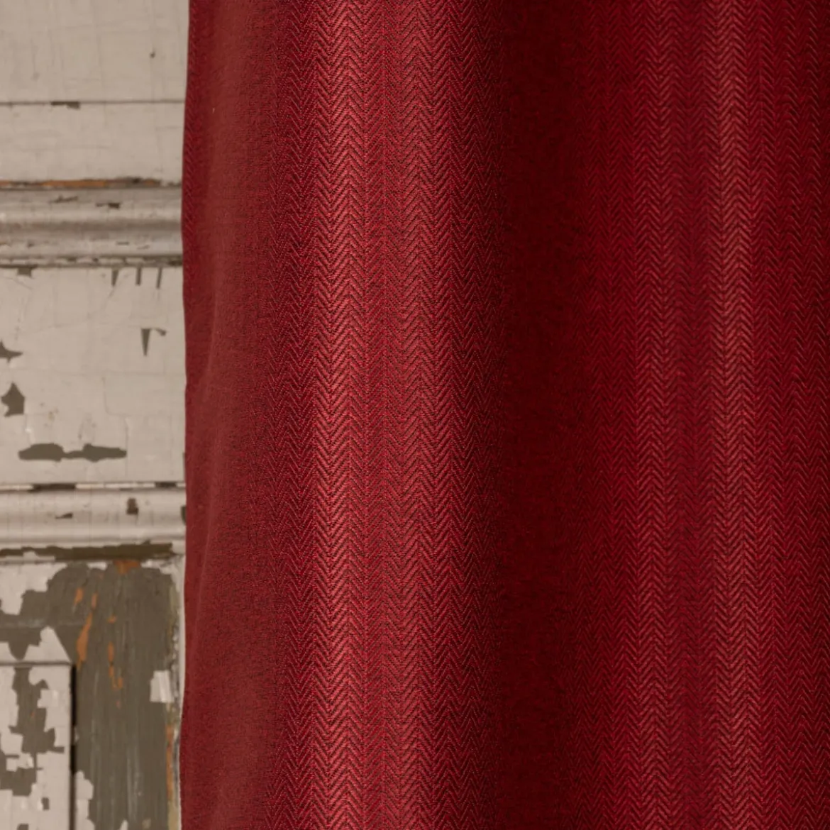 Ösengardine Chevron feine Zickzacklinien abdunkelnd rot schwarz 140x260cm