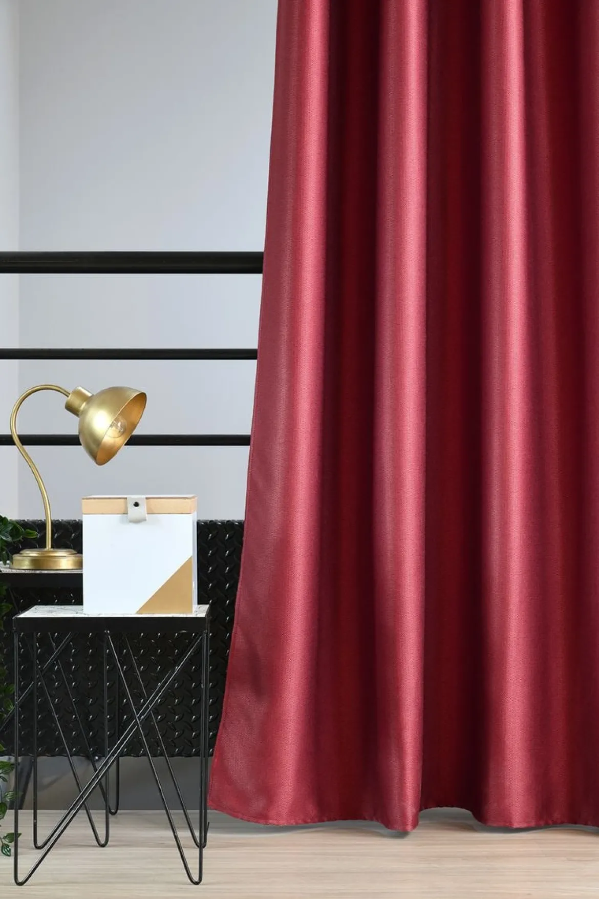 Ösengardine Chevron feine Zickzacklinien abdunkelnd rot schwarz 140x260cm
