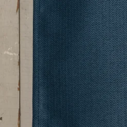 Ösengardine Chevron feine Zickzacklinien abdunkelnd marineblau schwarz 140x260cm