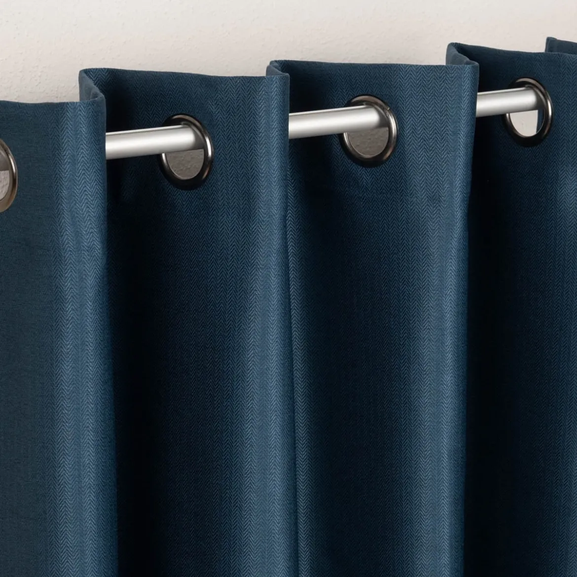 Ösengardine Chevron feine Zickzacklinien abdunkelnd marineblau schwarz 140x260cm